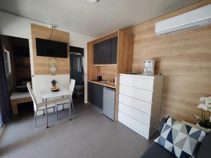 Kuchyň nebo kuchyňský kout v ubytování ARIA Mobile Home, Oaza Mira 5 Star Camping, Dalmatia