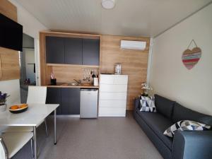 Kuchyň nebo kuchyňský kout v ubytování ARIA Mobile Home, Oaza Mira 5 Star Camping, Dalmatia