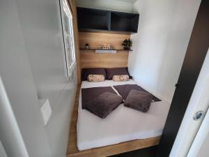 Postel nebo postele na pokoji v ubytování ARIA Mobile Home, Oaza Mira 5 Star Camping, Dalmatia + 37 fotografií