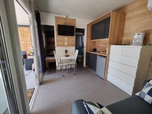 Kuchyň nebo kuchyňský kout v ubytování ARIA Mobile Home, Oaza Mira 5 Star Camping, Dalmatia