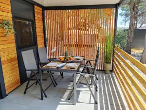Balkón nebo terasa v ubytování ARIA Mobile Home, Oaza Mira 5 Star Camping, Dalmatia