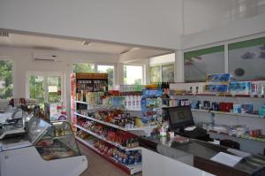Supermarket nebo jiné obchody v  kempu nebo okolí