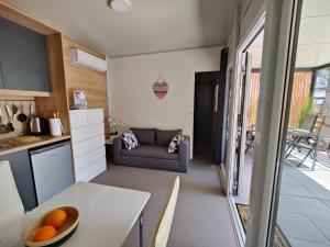 Kuchyň nebo kuchyňský kout v ubytování ARIA Mobile Home, Oaza Mira 5 Star Camping, Dalmatia