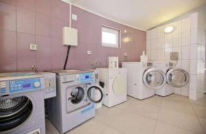 lavadero con 3 lavadoras y lavadora y secadora en ARIA Mobile Home, Oaza Mira 5 Star Camping, Dalmatia, en Drage