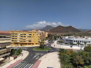 Una vista de una ciudad con edificios y una calle. en Luxury Summerland Los Cristianos AC, en Los Cristianos