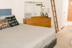 Un pat sau paturi într-o cameră la Adventure Lodge - Moreno