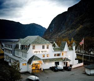 una vista del hotel dragón con montañas en el fondo en Øren Hotel en Høyanger