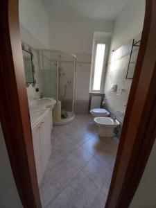 uma casa de banho com um chuveiro, um WC e um lavatório. em Casa Adry em Génova