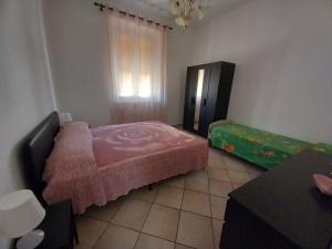 um quarto com uma cama, uma mesa e uma janela em Casa Adry em Génova