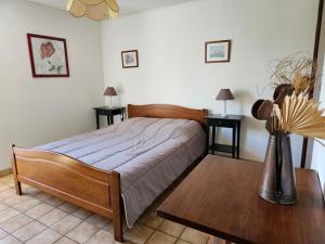 - une chambre avec un lit et 2 tables avec des lampes dans l'établissement Domaine des Escouanes, à Prudhomat