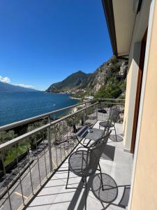 uma varanda com cadeiras e vista para o oceano em Hotel Locanda Ruscello Garnì em Limone sul Garda