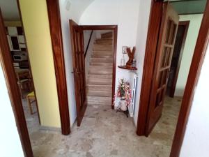 un corridoio in una casa con scala di Casa Hemingway a Barisciano