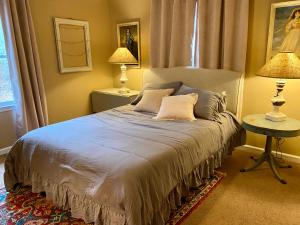 Postel nebo postele na pokoji v ubytování Tate Creek Cottage in Wine Country- New Listing!