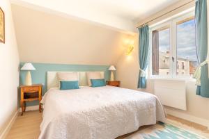 a bedroom with a white bed and a window at Le Relais du Canal Mennetou 41320 Sologne in Mennetou-sur-Cher