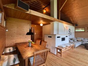 ein Wohnzimmer mit einem Tisch und einem Sofa in der Unterkunft Schlechtbacher Sägmühle in Gschwend
