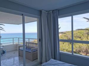 een slaapkamer met uitzicht op de oceaan bij Family Sun Seasight Apartment in Cala Millor