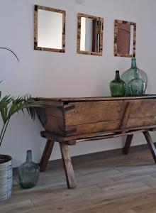 uma mesa de madeira com três vasos verdes em Apartamento Soniando en Guara em Buera