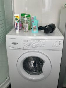 a washing machine with products on top of it at Toll Apartment mit privatem Eingang free Parking Slbst Check-in 30 Zone ruhig keine Ferienwohnung in Duisburg