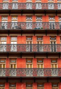 - un grand bâtiment en briques rouges avec un balcon dans l'établissement The Hotel Chelsea, à New York