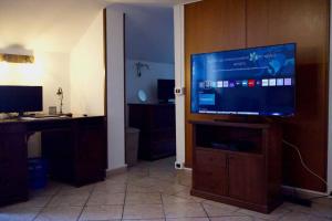 ein Wohnzimmer mit einem großen Flachbild-TV in der Unterkunft Casa Salitto San Michele in Olevano sul Tusciano