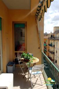einen Tisch und einen Stuhl auf dem Balkon in der Unterkunft Maremma Holidays : Fiore Apartment in Follonica