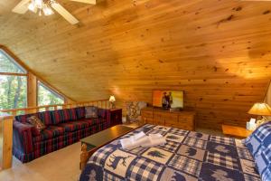 Blockhausschlafzimmer mit einem Bett und einem Sofa in der Unterkunft Beary Blessed Cabin in Fleetwood