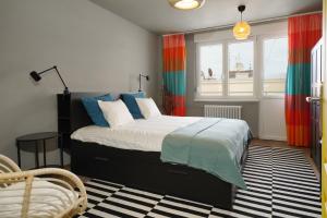 Schlafzimmer mit einem Bett und einem Fenster in der Unterkunft Tulum Apart Center Belgrade in Belgrad