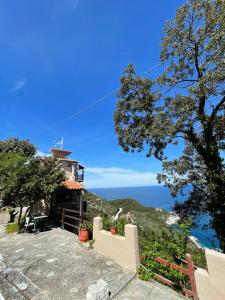 una casa en una colina con vistas al océano en Double studio room in Mylopotamos with beautifull view, en Tsagkarada