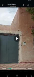 een deur aan de zijkant van een gebouw bij Jolie Maison pas chère in Oujda