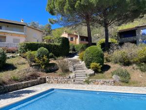 Bazén v ubytovaní Maison de Saint Arnoux alebo v jeho blízkosti