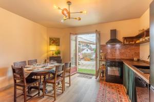 a dining room with a table and a kitchen at Le Relais du Canal Mennetou 41320 Sologne in Mennetou-sur-Cher