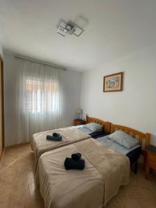 dwa łóżka w pokoju hotelowym z ręcznikami na nich w obiekcie Apartment Goya w mieście Torrevieja