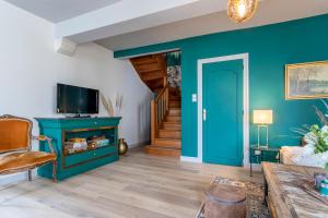 a living room with a blue wall at Le Relais du Canal Mennetou 41320 Sologne in Mennetou-sur-Cher