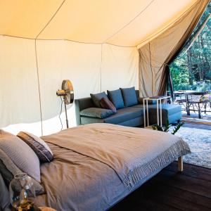 Postel nebo postele na pokoji v ubytování Boho Park Glamping