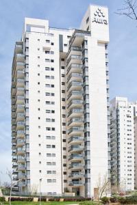een groot wit gebouw met een akrica bord erop bij A large and well-designed apartment with a stunning view in Or ‘Aqīvāh