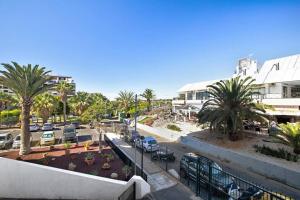 widok na ulicę z palmami i samochodami w obiekcie estudio Los Cristianos-Tenerife- w mieście Los Cristianos