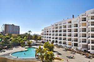 widok na hotel z basenem i budynkami w obiekcie estudio Los Cristianos-Tenerife- w mieście Los Cristianos