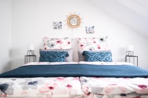 維爾茨堡的住宿－DachtRaum Waldner，一间卧室配有一张带蓝色棉被的床