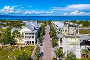 uma vista aérea de uma fila de casas e do oceano em Windmark - Sea Grove Guesthouse em Saint Joe Beach