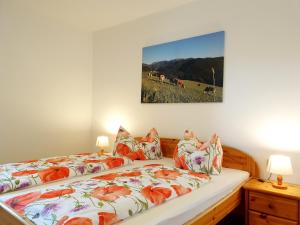 sypialnia z 2 łóżkami i obrazem na ścianie w obiekcie Bauernhof Pension Juri w mieście Obergösel