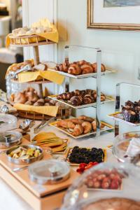 un buffet ricco di diversi tipi di pane e dolci di Hotel Locanda Ruscello Garnì a Limone sul Garda