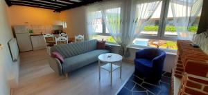 uma sala de estar com um sofá e uma mesa em Blue Lagoon em Nehren