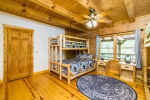 Dormitorio en cabaña de madera con litera y escritorio en New Listing! Lakeview Lodge - 5 Bed, 4 Bath - Hot Tub, en Dahlonega