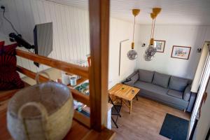 uma sala de estar com um sofá e uma mesa em Tiny House 300 Meter vom Zentrum entfernt em Eberswalde