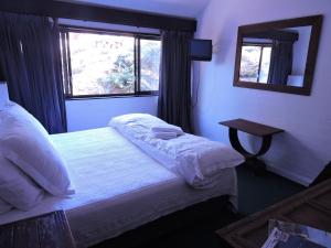 Tempat tidur dalam kamar di Crackenback Farm Guesthouse