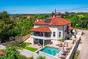 una vista aérea de una casa con piscina en Villa Niente da Fare, en Šibenik
