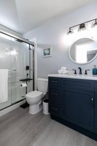 uma casa de banho com um WC, um lavatório e um chuveiro em Lovely 2 bedroom suite steps from The beach em Victoria