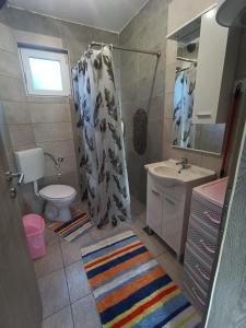 uma pequena casa de banho com lavatório e WC em Kuca za odmor Una-Mia em Kulen Vakuf