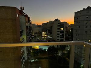 desde un balcón con vistas a la ciudad al atardecer en Monumental Libertador en Buenos Aires