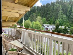 a balcony with chairs and a view of a mountain at Haigis Lodge 2 in Annaberg im Lammertal